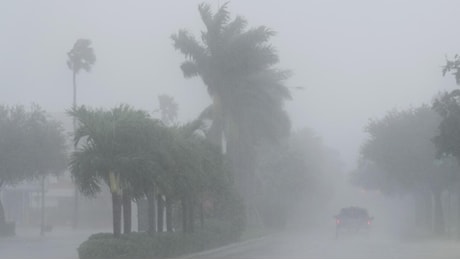 La furia dell'uragano Milton sulla Florida, generati 19 tornado: morti e distruzione