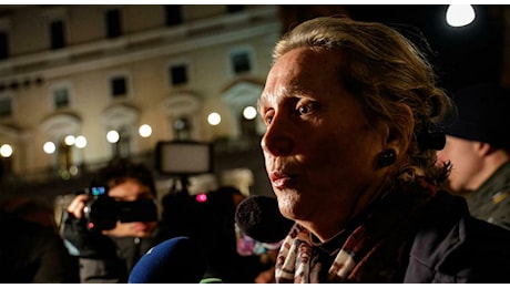 Elisabetta Vernoni, la madre di Cecilia Sala a Palazzo Chigi: «Sono un soldato come lei, ma temo che resti segnata»