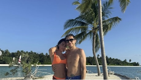 Valentino Rossi e Francesca Sofia Novello: luna di miele (dopo 5 anni d'amore) con le figlie alle Maldive