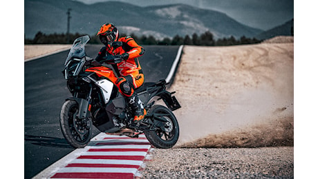 KTM 1390 Super Adventure S EVO: cambia, frena e riparte da sola