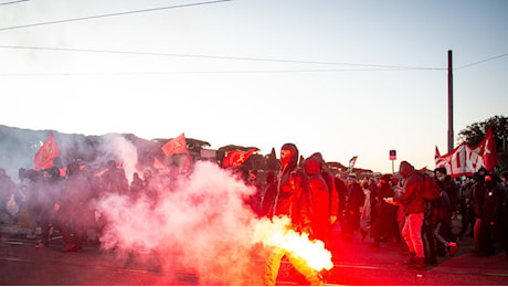 Corteo pro Pal a Roma, petardi e bengala contro la polizia. Ma questa volta i palestinesi fermano i black bloc