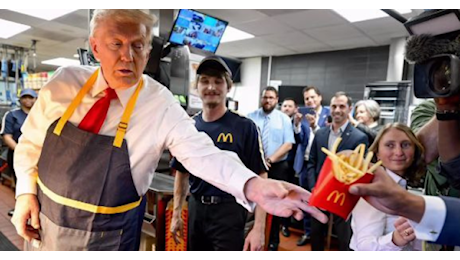 Trump va a lavorare da McDonald's: patatine, frecciatine e 47 milioni di visualizzazioni