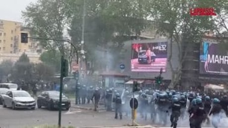 Derby di Roma, scontri tra i tifosi della Lazio e la polizia: cariche, idranti e lancio di oggetti