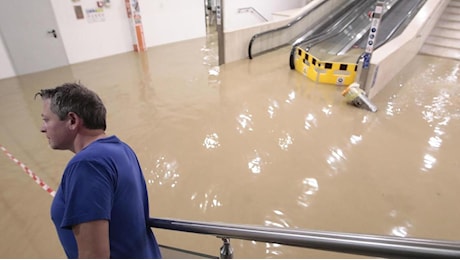 Toscana sott’acqua. Si salva appeso al cartello. E a Torino esonda il Po