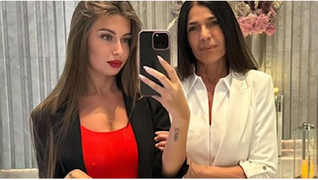 La mamma di Elisa Esposito: «È su Onlyfans? Meglio che spaccarsi la schiena 8 ore al giorno»