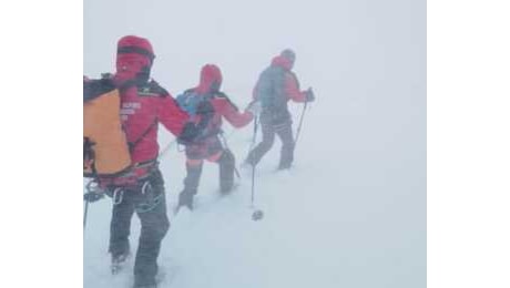 Telefoni scarichi, nessun contatto con gli alpinisti bloccati sul Gran Sasso: nuovo stop alle ricerche