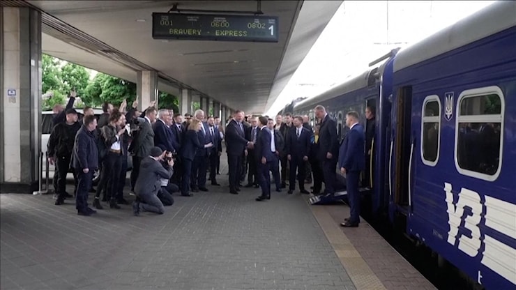 Macron, Starmer, Merz sul Bravery Express: l'arrivo a Kiev in treno per chiedere una tregua a Mosca - la Repubblica Macron, Starmer, Merz sul Bravery Express: l'arrivo a Kiev in treno per chiedere una tregua a Mosca - la Repubblica