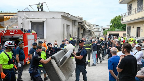 I vicini: “Sembrava una bomba”. La commozione del carabiniere: “Io, padre e nonno, ho stretto la mano della bimba morta per non lasciarla sola”