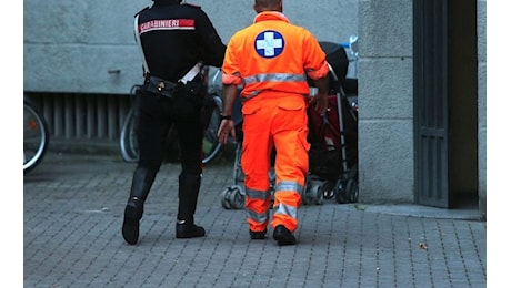 Scavalca il parapetto mentre prende le misure, architetto precipita dall’hotel e muore