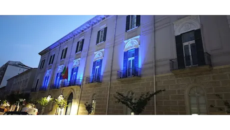 Palazzo Magno si illumina di blu per celebrare i valori dell’Unione Europea