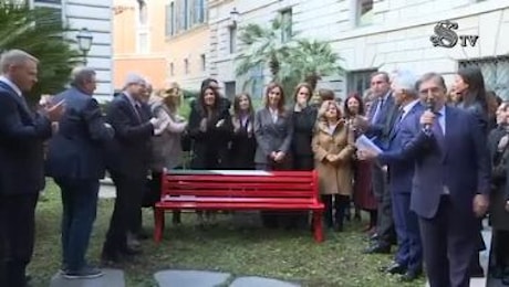 Femminicidio, inaugurata la panchina rossa al Senato