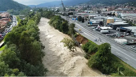 Maltempo, il Serio in piena: cedono i tralicci a Nembro - Foto e video