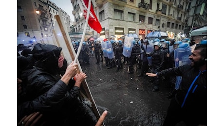 Napoli: nel palazzo il G7 Difesa, in strada il corteo pro-Pal. Fumogeni e manganelli