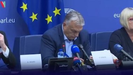 Giovane contestatore si lancia contro Orban al Parlamento Europeo, fermato dalla scorta