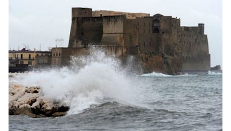 Vento forte in Campania, allerta meteo fino al 27 dicembre. Possibili mareggiate