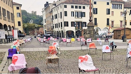 Scarpe rosse, installazioni e street art: il “no” alla violenza nei Comuni padovani