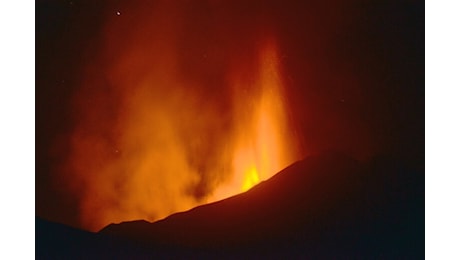 Etna: nuova fontana di lava. Cenere fino a 6.000 metri e cade su Viagrande e Aci Castello