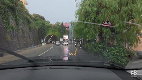 Cronaca meteo diretta - Maltempo Genova. Galleria tra Sori e Bogliasco allagata: il camera car - Video