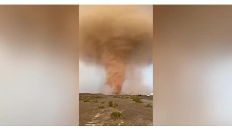 Emirati Arabi, tornado di sabbia con grandine e pioggia di fulmini che toccano il suolo, nuovo allarme cloud seeding - VIDEO