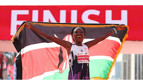 Maratona femminile, Chepngetich fa il record del mondo in 2h9'56''