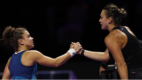 Wta Finals, Paolini battuta in due set da Sabalenka: contro Zheng sarà spareggio per la semifinale