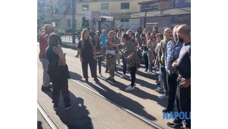 Caos in via Marina: bloccata la strada