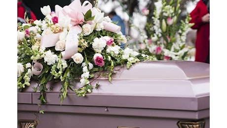 Lutto cittadino per i funerali della 13enne caduta dal balcone, gli amici: Penseremo noi alla tua famiglia