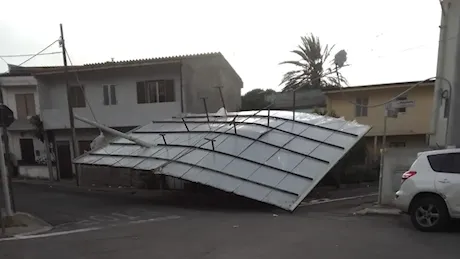 Il vento sradica il tetto di una casa: paura a San Nicolò d’Arcidano