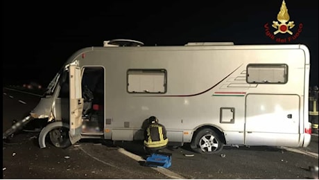 Camper contromano si schianta con un taxi in autostrada: morta una donna, due feriti gravi