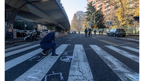 Cosa rischia l'autista del camion che a Milano ha investito una mamma con il passeggino ed è scappato