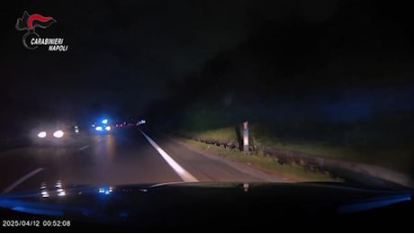 Napoli: 10 km di fuga contromano in superstrada. Le immagini dei carabinieri