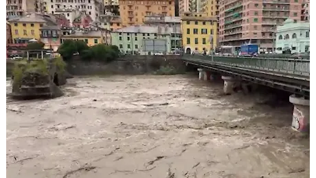 Genova, la pioggia fa salire il livello del Bisagno. Il video