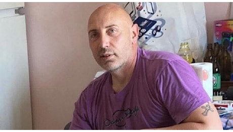 Martino Caldarelli trovato morto in un laghetto, l'ex dj scomparso è stato ucciso. Fermata una coppia: la trappola della chat con la donna dai capelli rossi