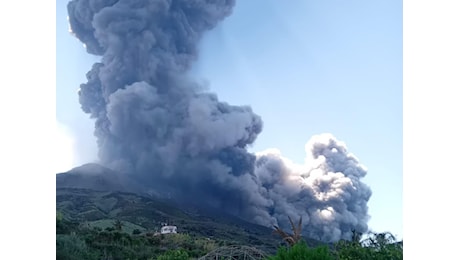 Stromboli, nuova forte esplosione. Una nube altissima avvolge l'isola - Oggi Milazzo