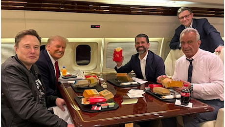 Matteo Bassetti contro Robert Kennedy Jr per il panino di McDonald's mangiato con Trump e Musk in aereo