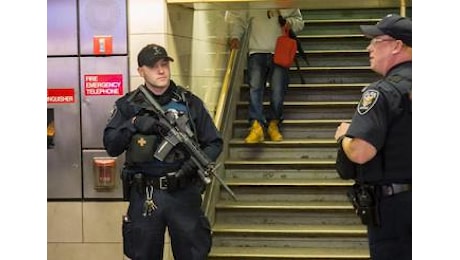 Orrore a New York, donna bruciata viva sulla metro