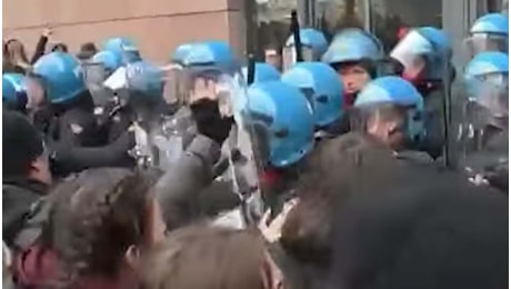 Scontri al corteo degli studenti a Torino, lancio di sassi contro la polizia: manganelli sui manifestanti