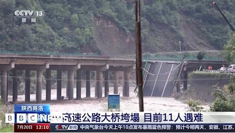 Crolla ponte in Cina dopo piogge torrenziali: bilancio drammatico, almeno 12 morti e decine di dispersi