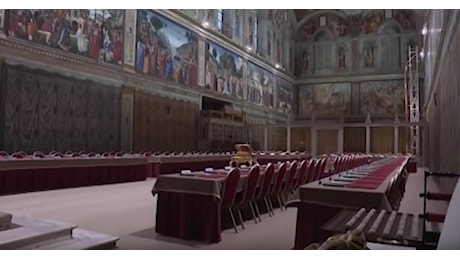 Conclave, Cappella Sistina pronta ad accogliere i 133 cardinali elettori: ecco l'interno della sala con le postazioni e i nomi - VIDEO
