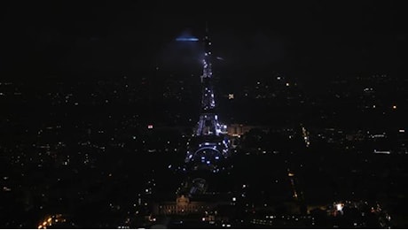 La Torre Eiffel si 'veste' a festa per le Olimpiadi 2024: lo spettacolo di luci illumina Parigi