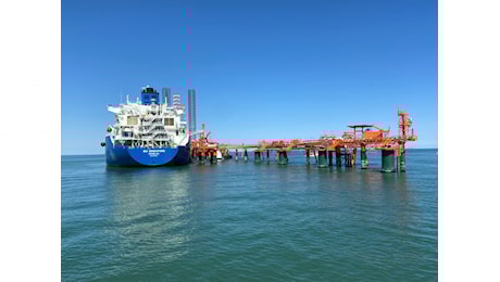 Il rigassificatore nel mare di Ravenna è operativo: 34 lavoratori a bordo, potrà ricevere fino a 48 navi all'anno