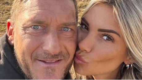 Totti e Noemi Bocchi, le ultime foto insieme smentiscono le voci: “Tra loro intesa evidente”. Ma spunta un dettaglio