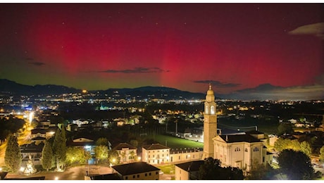 Dalla pianura alle Prealpi: lo straordinario spettacolo dell’aurora boreale lascia senza fiato quasi tutta la Marca