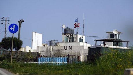 Carri Idf irrompono nella base Unifil, Netanyahu all'Onu: Via i caschi blu dal Libano