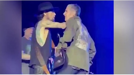 Il video della rissa sul palco al concerto dei Jane's Addiction: il cantante prende a pugni il chitarrista