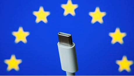 La ricarica USB-C è ora obbligatoria in UE: cosa cambia davvero per noi utenti