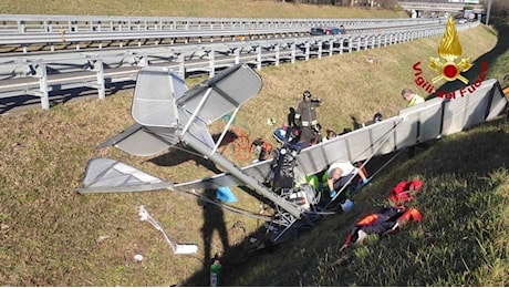 Ultraleggero precipita vicino l'autostrada A31: auto in corsa sfiorate. Ferito il pilota