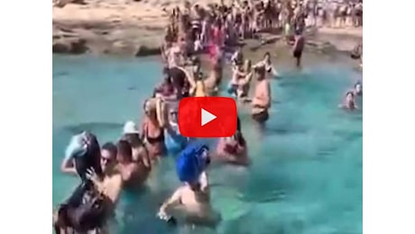 Grecia: a Creta niente pontile d'attracco, i turisti scendono in acqua con i bagagli in testa; il Video