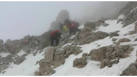 Gran Sasso, sospese le operazioni di soccorso per i due alpinisti bloccati sul Corno Grande. «Situazione complicata, rischio ipotermia»