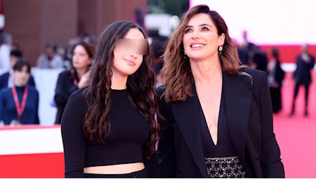 Luisa Ranieri e la figlia Emma Zingaretti: look coordinato total black alla Festa del Cinema di Roma